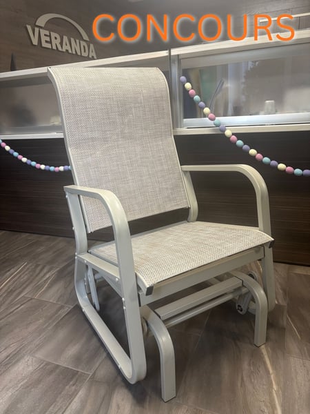 Concours Courrez la chance de gagner une magnifique chaise oscillante Véranda