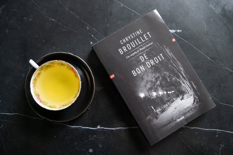 Concours Gagnez le roman De bon droit de Chrystine Brouillet ainsi que 50 g de thé Gyokuro Yame!