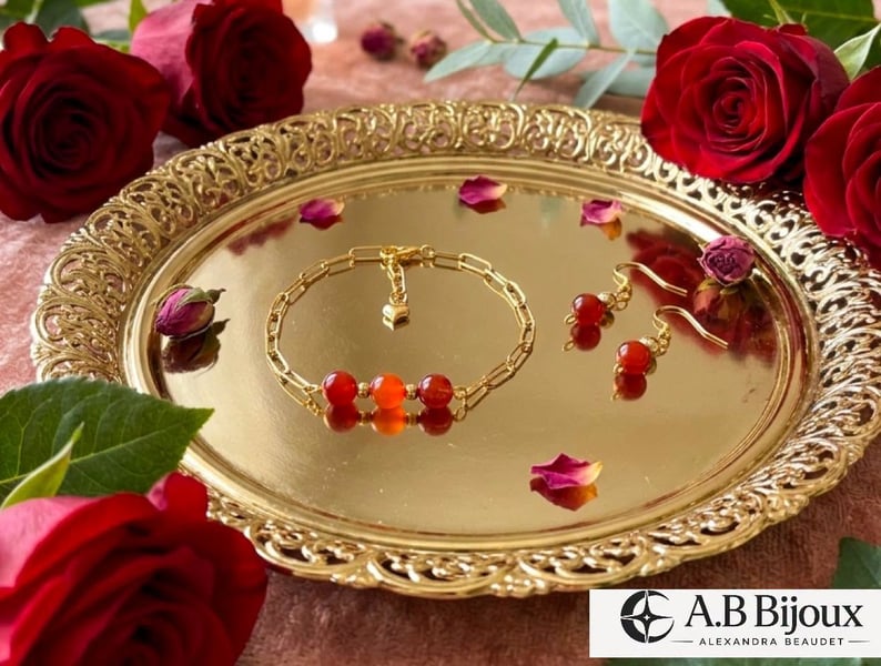 Concours Gagnez un bracelet ajustable en acier inoxydable doré, orné de magnifiques agates rouges et d’un délicat cœur en acier doré!