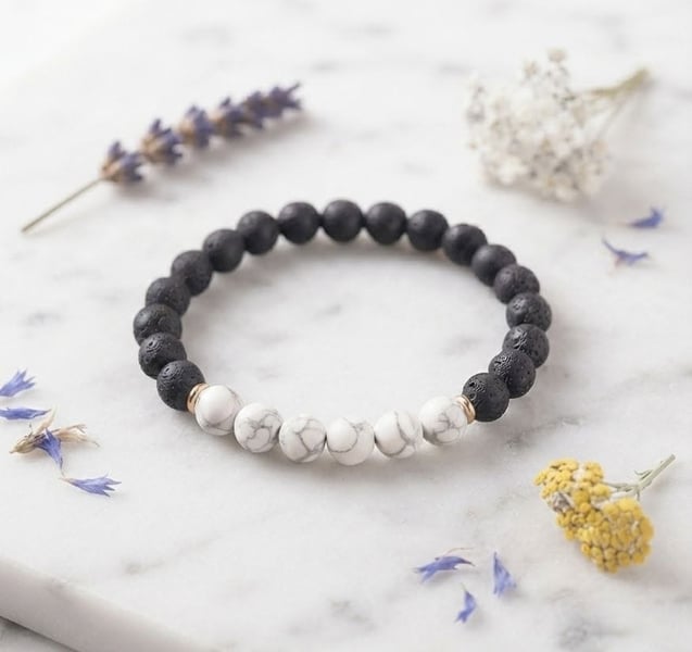 Concours Gagnez un bracelet fait de turquoise, de pierres de lave et de deux petites rondelles or en acier inoxydable!