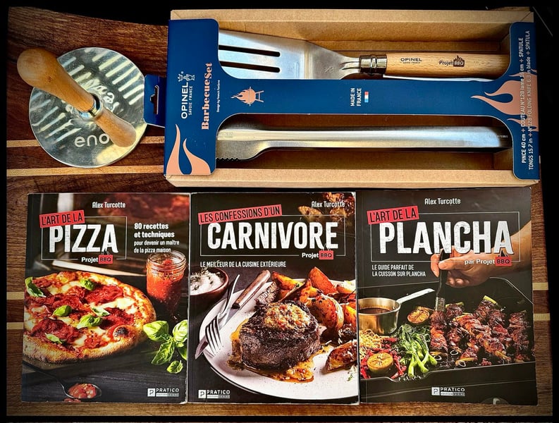 Concours Gagnez un ensemble OPINEL pour le BBQ identifié Projet BBQ et trois livres de Alex Turcotte et un presse burger!