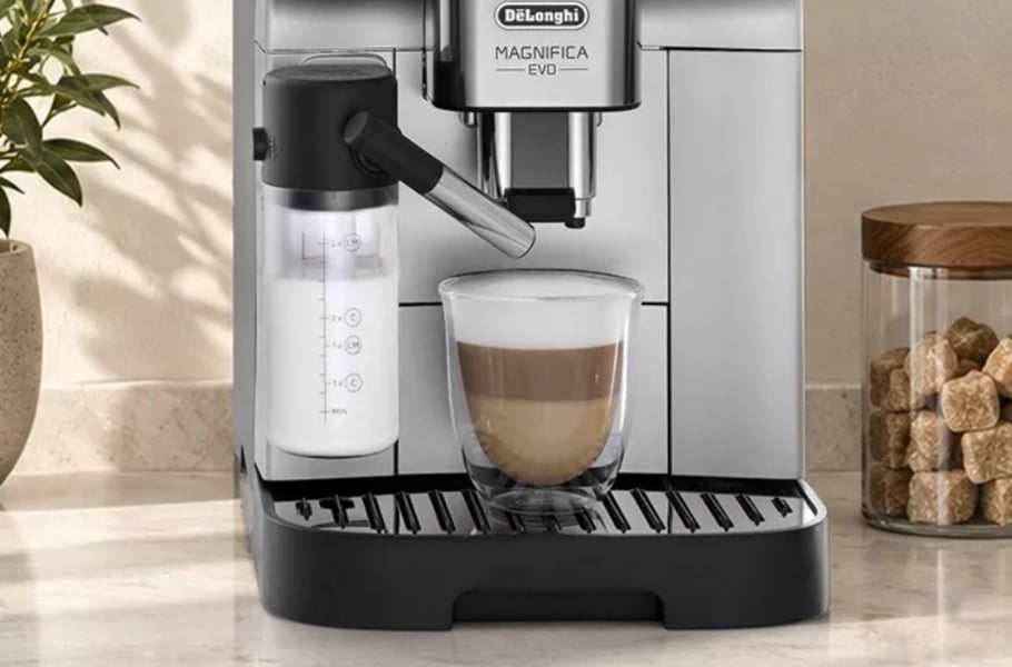 Concours Gagnez une machine à espresso et cappuccino automatique De'Longhi Magnifica EVO Over Ice!