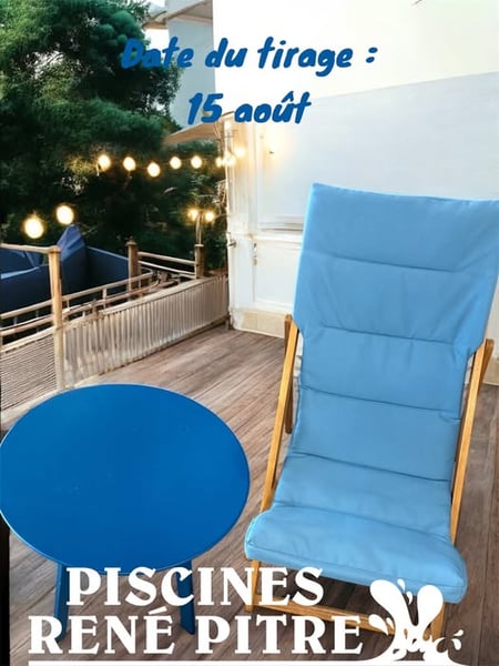 Concours Piscines René Pitre - Gagnez une magnifique chaise basse en tissu bleu avec sa petite table à café de la même couleur.