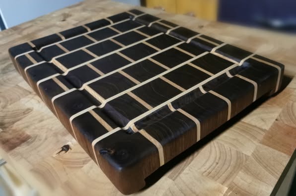 Concours DLLH Ébéniste - Gagnez une planche à découper en grain de noyer noir massif et chêne blanc, faite à la main avec passion et précision! Concours DLLH Ébéniste - Gagnez une planche à découper en grain de noyer noir massif et chêne blanc, faite à la main avec passion et précision!
