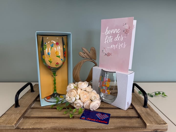 Concours Gagnez un verre à vin avec motif de fleurs, un verre sans pied et une carte cadeau de 225$ l'Équipoule!