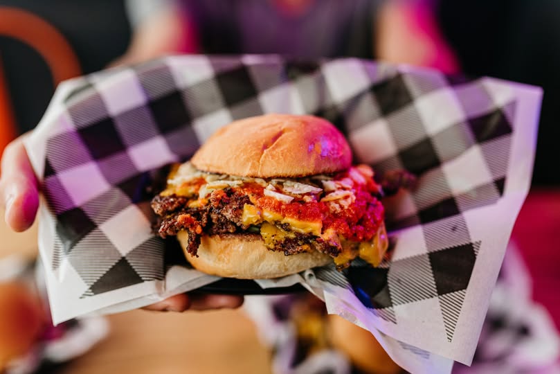 Concours Rouge Burger Bar - Gagnez une carte cadeau numérique de 200$!