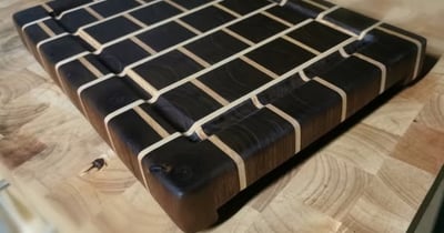 Concours DLLH Ébéniste - Gagnez une planche à découper en grain de noyer noir massif et chêne blanc, faite à la main avec passion et précision! Concours DLLH Ébéniste - Gagnez une planche à découper en grain de noyer noir massif et chêne blanc, faite à la main avec passion et précision!