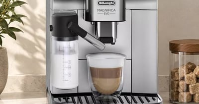 Concours Gagnez une machine à espresso et cappuccino automatique De'Longhi Magnifica EVO Over Ice!