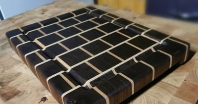 Concours DLLH Ébéniste - Gagnez une planche à découper en grain de noyer noir massif et chêne blanc, faite à la main avec passion et précision!