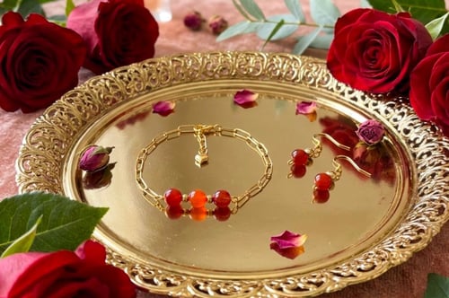 Concours Gagnez un bracelet ajustable en acier inoxydable doré, orné de magnifiques agates rouges et d’un délicat cœur en acier doré!