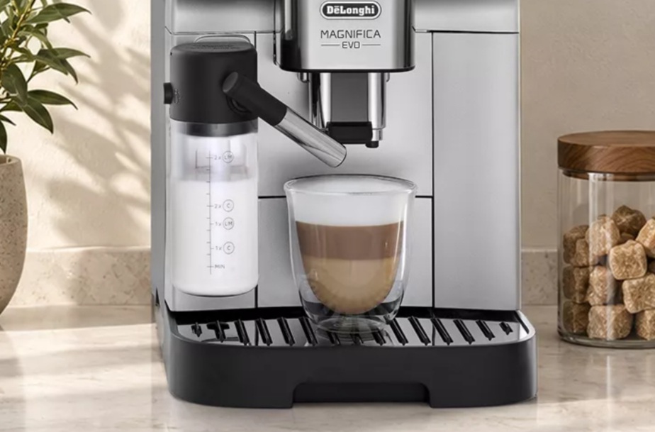 Concours Gagnez une machine à espresso et cappuccino automatique De'Longhi Magnifica EVO Over Ice!
